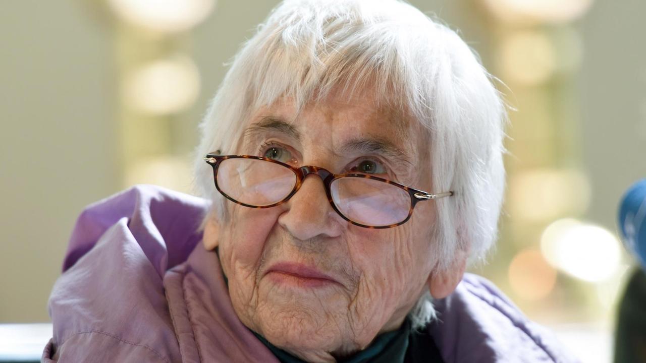 Die Auschwitz-Überlebende Esther Bejarano berichtet am 17.04.2015 vor Schülern und Bürgern in der Christuskirche in Fulda (Hessen) von ihren Erlebnissen. Die in Saarlouis geborene Frau spielte als Kind im Mädchenorchester im Konzentrationslager Auschwitz. Die Auschwitz-Überlebende Esther Bejarano berichtet am 17.04.2015 vor Schülern und Bürgern in der Christuskirche in Fulda (Hessen) von ihren Erlebnissen. Die in Saarlouis geborene Frau spielte als Kind im Mädchenorchester im Konzentrationslager Auschwitz.
