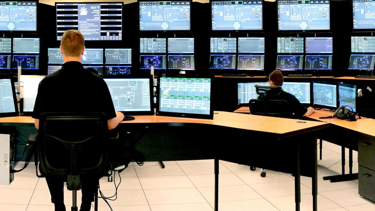 Mock-up eines Nuscale-Kontrollraums: Hier werden die Prozeduren entwickelt und trainiert, mit denen einmal zwölf Reaktoren gleichzeitig überwacht werden sollen. Mock-up eines Nuscale-Kontrollraums: Hier werden die Prozeduren entwickelt und trainiert, mit denen einmal zwölf Reaktoren gleichzeitig überwacht werden sollen.