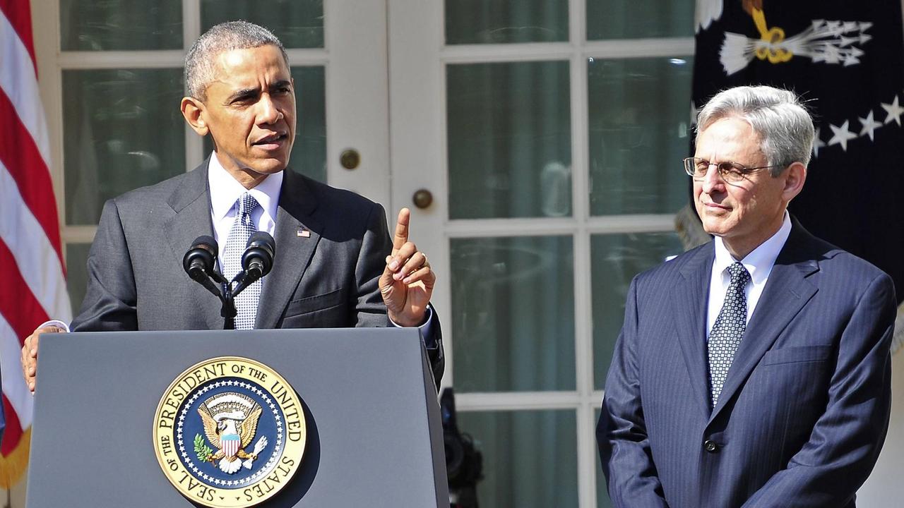 US-Präsident Barack Obama stellt Richter Merrick Garland (rechts) als Kandidaten für die Nachfolge des verstorbenen Supreme-Court-Richters Antonin Scalia vor. US-Präsident Barack Obama stellt Richter Merrick Garland (rechts) als Kandidaten für die Nachfolge des verstorbenen Supreme-Court-Richters Antonin Scalia vor.