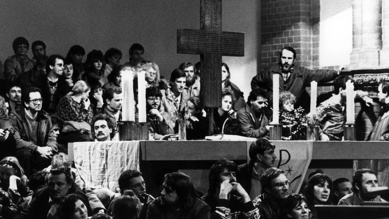Bürger der DDR treffen sich am 05.02.1988 nach den Äußerungen des inhaftierten Musikers Stephan Krawczyk zu einem Fürbitt-Gottesdienst in der überfüllten Ostberliner Gethsemane-Kirche.