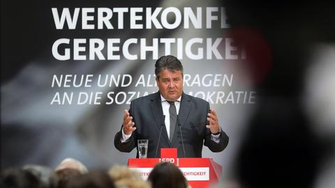 Der SPD-Vorsitzende Sigmar Gabriel spricht am 09.05.2016 zu Beginn der Wertekonferenz Gerechtigkeit der SPD im Willy-Brandt-Haus in Berlin. Er hat seine im Umfragetief steckende Partei aufgerufen, sich nicht auf sozialpolitischen Erfolgen der Vergangenheit auszuruhen.