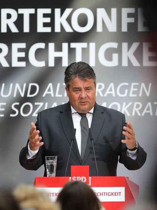 Der SPD-Vorsitzende Sigmar Gabriel spricht am 09.05.2016 zu Beginn der Wertekonferenz Gerechtigkeit der SPD im Willy-Brandt-Haus in Berlin. Er hat seine im Umfragetief steckende Partei aufgerufen, sich nicht auf sozialpolitischen Erfolgen der Vergangenheit auszuruhen.
