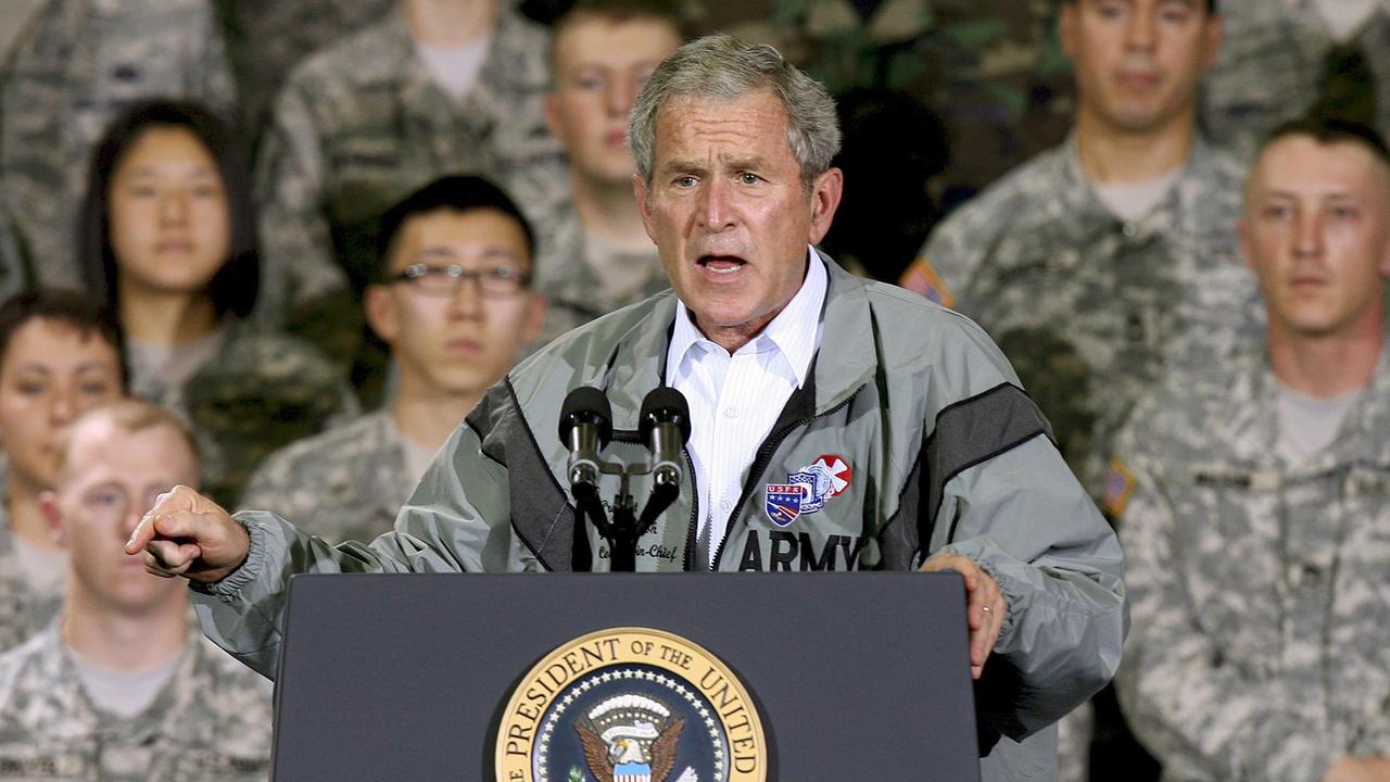 Nach den Anschlägen vom 11. September 2001 ließ US-Präsident George W. Bush 2002 das Gefangenenlager für mutmaßliche Terroristen auf der Navy Basis Guantanamo einrichten. Hier spricht er 2008 bei einer Rede vor Soldaten in Seoul. Nach den Anschlägen vom 11. September 2001 ließ US-Präsident George W. Bush 2002 das Gefangenenlager für mutmaßliche Terroristen auf der Navy Basis Guantanamo einrichten. Hier spricht er 2008 bei einer Rede vor Soldaten in Seoul.