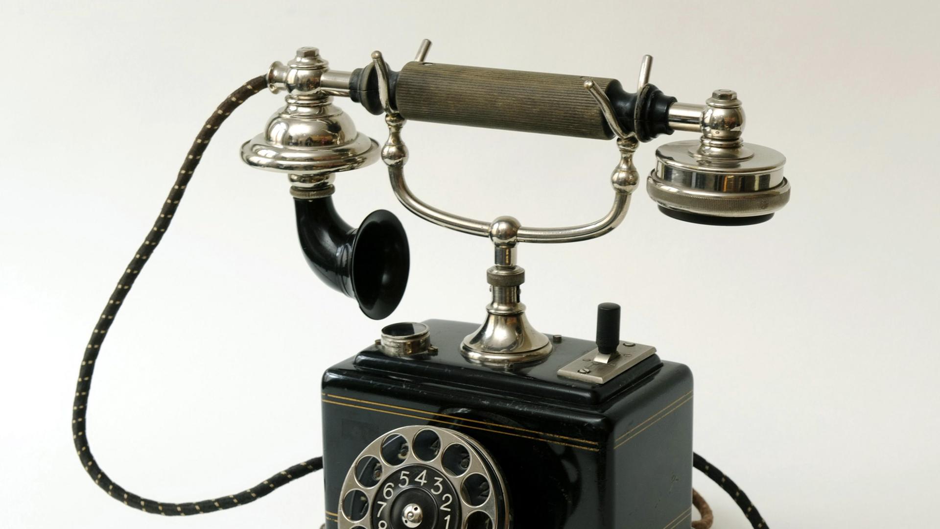 Historisches Telefon mit Wählscheibe 