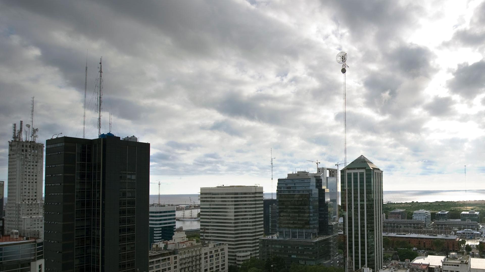Blick über die Dächer von Buenos Aires, Argentinien, aufgenommen bei wolkigem Himmel am Montag Blick über die Dächer von Buenos Aires, Argentinien, aufgenommen bei wolkigem Himmel am Montag