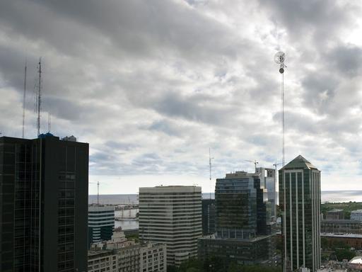 Blick über die Dächer von Buenos Aires, Argentinien, aufgenommen bei wolkigem Himmel am Montag