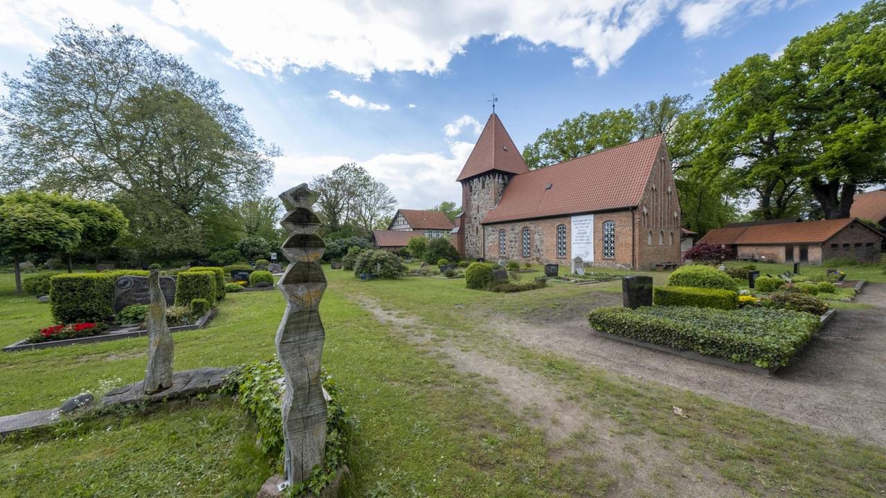 Evangelische Kirche und Friedhof im Rundlingsdorf Satemin, Landkreis Lüchow-Dannenberg, Wendland, 