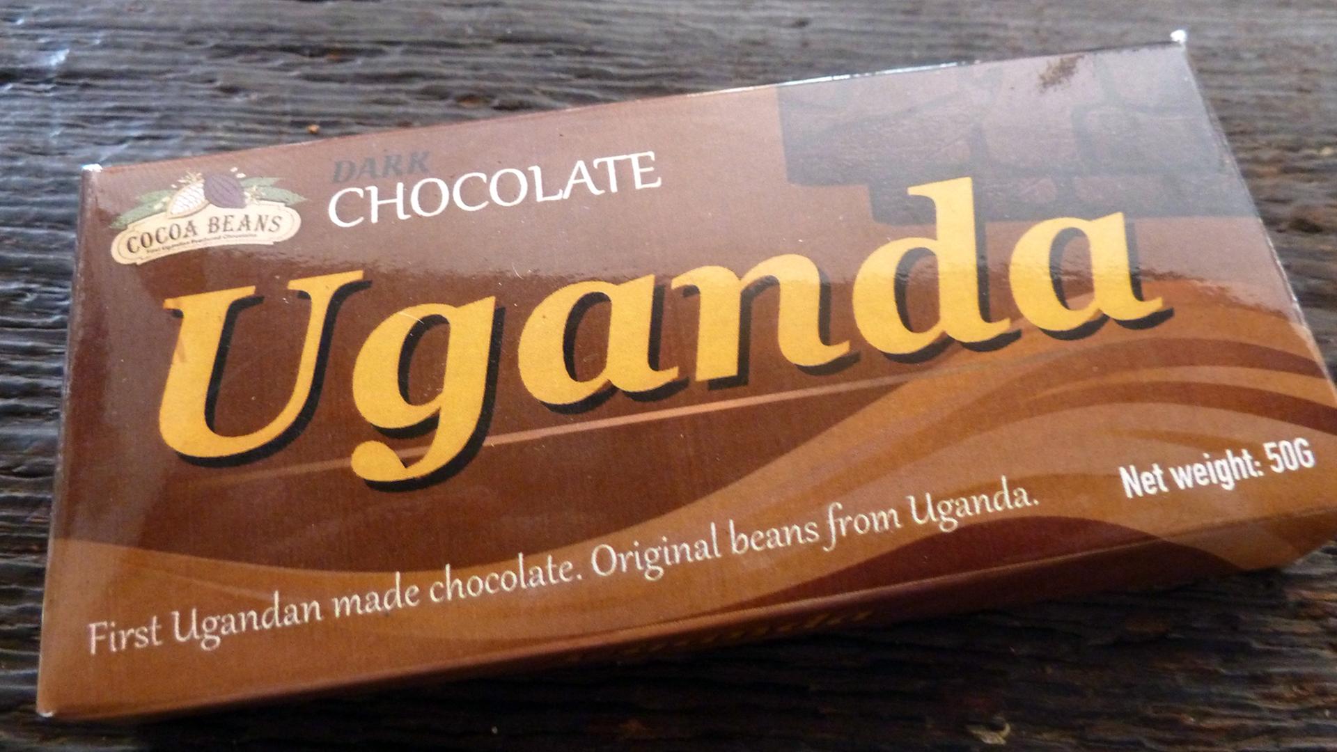 "Ugandas erste Schokolade aus einheimischen Bohnen" steht auf dem Produkt von Stephen Sembuya und Felix Okuye. "Ugandas erste Schokolade aus einheimischen Bohnen" steht auf dem Produkt von Stephen Sembuya und Felix Okuye.