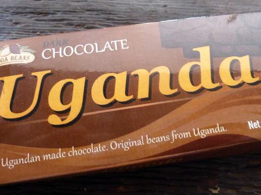 "Ugandas erste Schokolade aus einheimischen Bohnen" steht auf dem Produkt von Stephen Sembuya und Felix Okuye.