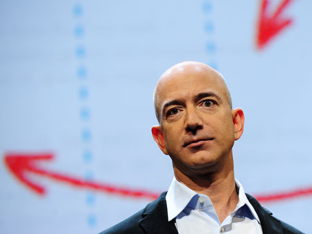 Portraitfoto: Amazon-Gründer und -Präsident Jeff Bezos steht vor einer Videowand auf der gezeichnete Pfeile zu sehen sind. Portraitfoto: Amazon-Gründer und -Präsident Jeff Bezos steht vor einer Videowand auf der gezeichnete Pfeile zu sehen sind.