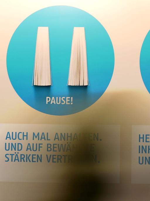 Display-Buttons werden durch aufgeschlagene Bücher dargestellt: Gesehen auf der Leipziger Buchmesse.
