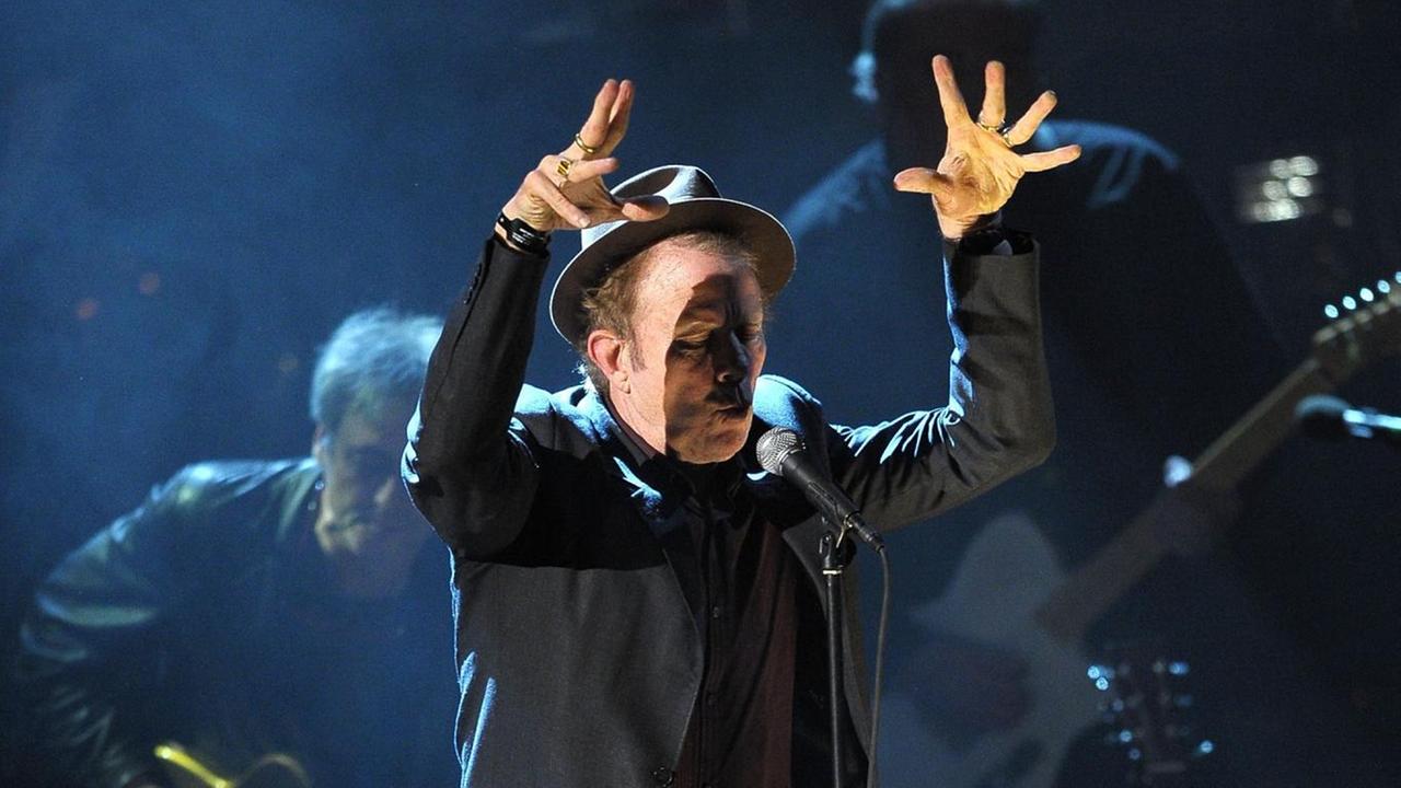 Tom Waits performed im Scheinwerferlicht eines seiner Stücke. Tom Waits performed im Scheinwerferlicht eines seiner Stücke.