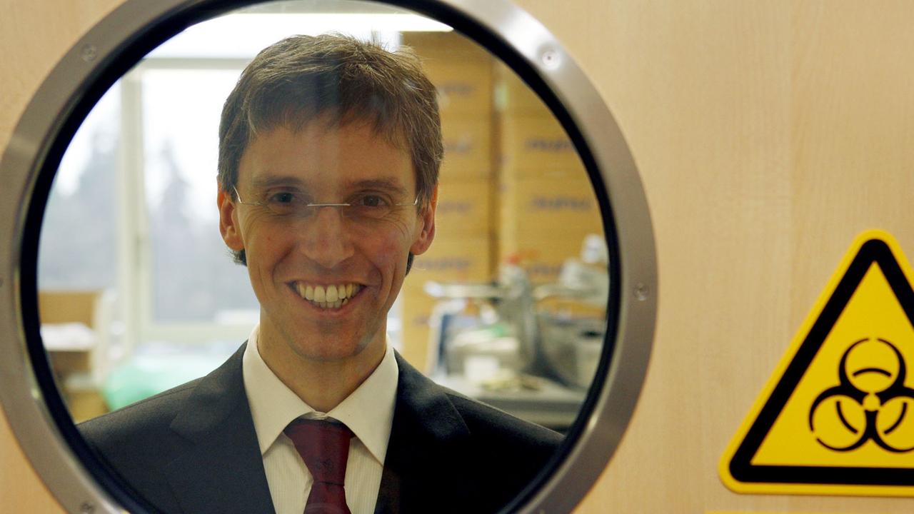 Der Direktor des Instituts für Virologie der Philipps-Universität in Marburg, Stephan Becker. Der Direktor des Instituts für Virologie der Philipps-Universität in Marburg, Stephan Becker.