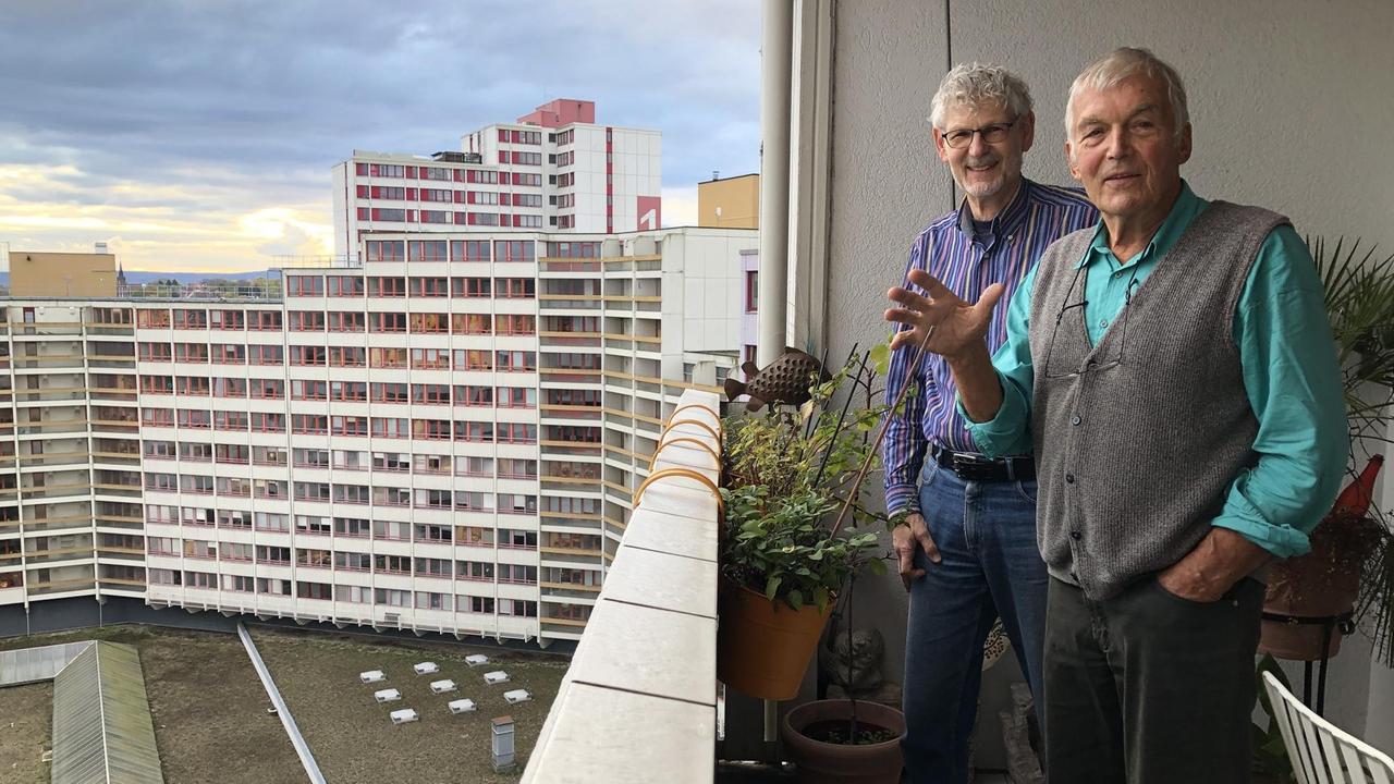 Zwei ältere Männer stehen auf einem der Balkone im Ihme-Zentrum. Zwei ältere Männer stehen auf einem der Balkone im Ihme-Zentrum.