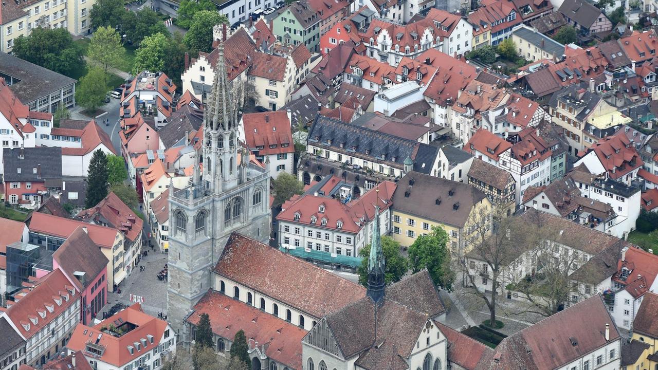 Luftaufnahme vom Münster in der Innenstadt von Konstanz. Luftaufnahme vom Münster in der Innenstadt von Konstanz.