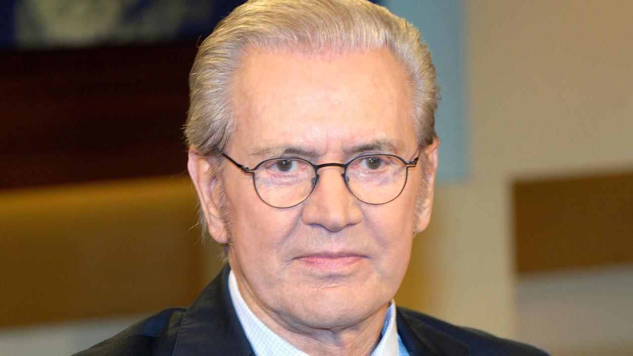 Porträt von Jürgen Todenhöfer in Anzug und Krawatte Porträt von Jürgen Todenhöfer in Anzug und Krawatte