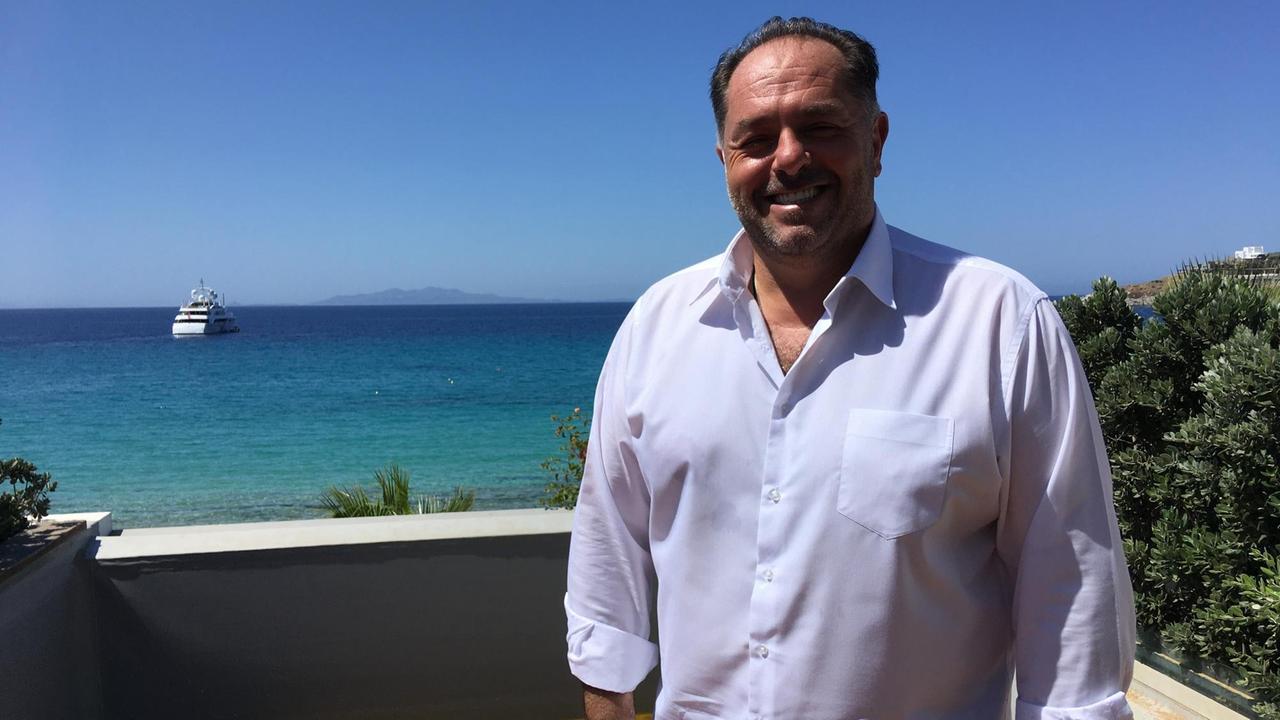Jiannis Theocharis, Hotelier auf Mykonos