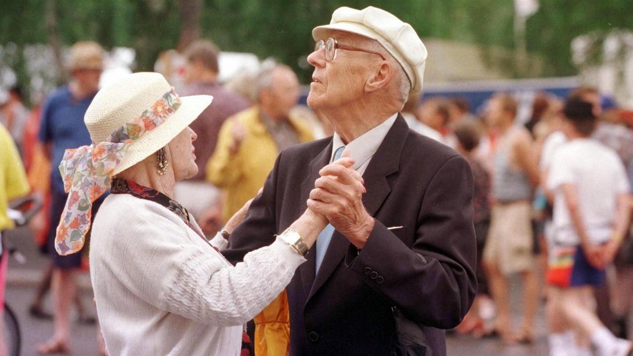 Ein Paar tanzt Tango auf der Straße beim traditionellen Tango-Fest in Seinäjoki, Finnland, aufgenommen 1998. Ein Paar tanzt Tango auf der Straße beim traditionellen Tango-Fest in Seinäjoki, Finnland, aufgenommen 1998.