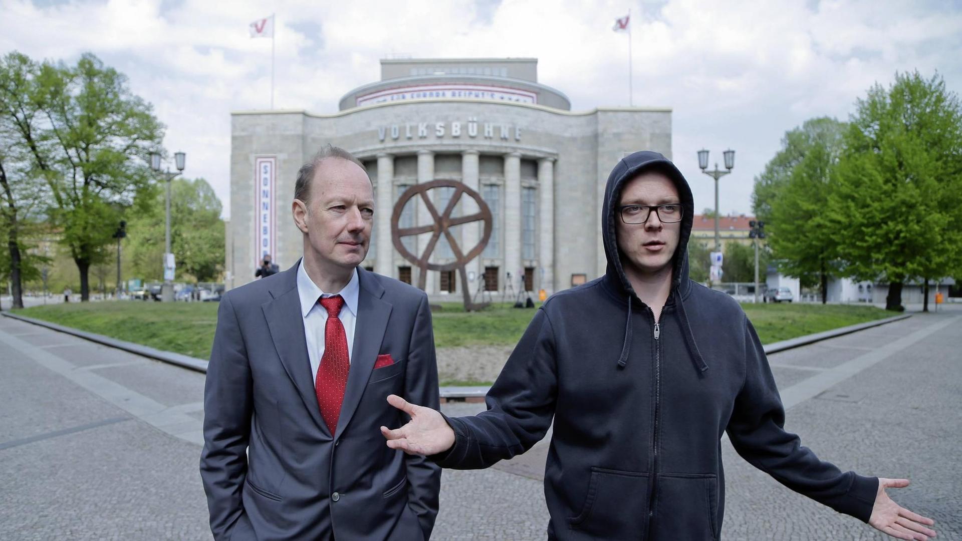 Martin Sonneborn im grauen Anzug und Nico Semsrott im dunklen Kapuzenpullover stehen während des Europa-Wahlkampfs 2019 vor dem Gebäude der Berliner Volksbühne. Martin Sonneborn im grauen Anzug und Nico Semsrott im dunklen Kapuzenpullover stehen während des Europa-Wahlkampfs 2019 vor dem Gebäude der Berliner Volksbühne.