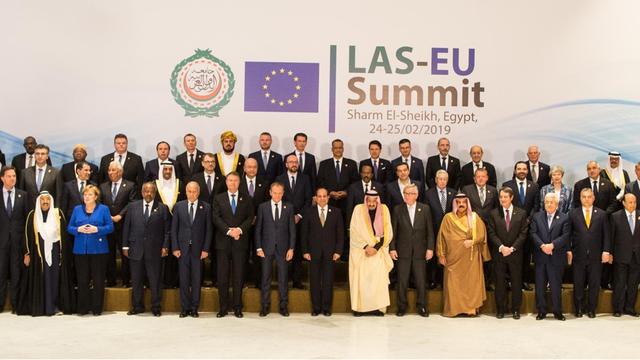 24.02.2019, Ägypten, Scharm el Scheich: Staats- und Regierungschefs der EU und der Arabischen Liga stehen für ein Familienfoto während des Gipfels der Europäischen Union (EU) und der Liga der Arabischen Staaten (LAS) im Kongresszentrum Sharm El Sheikh zusammen.