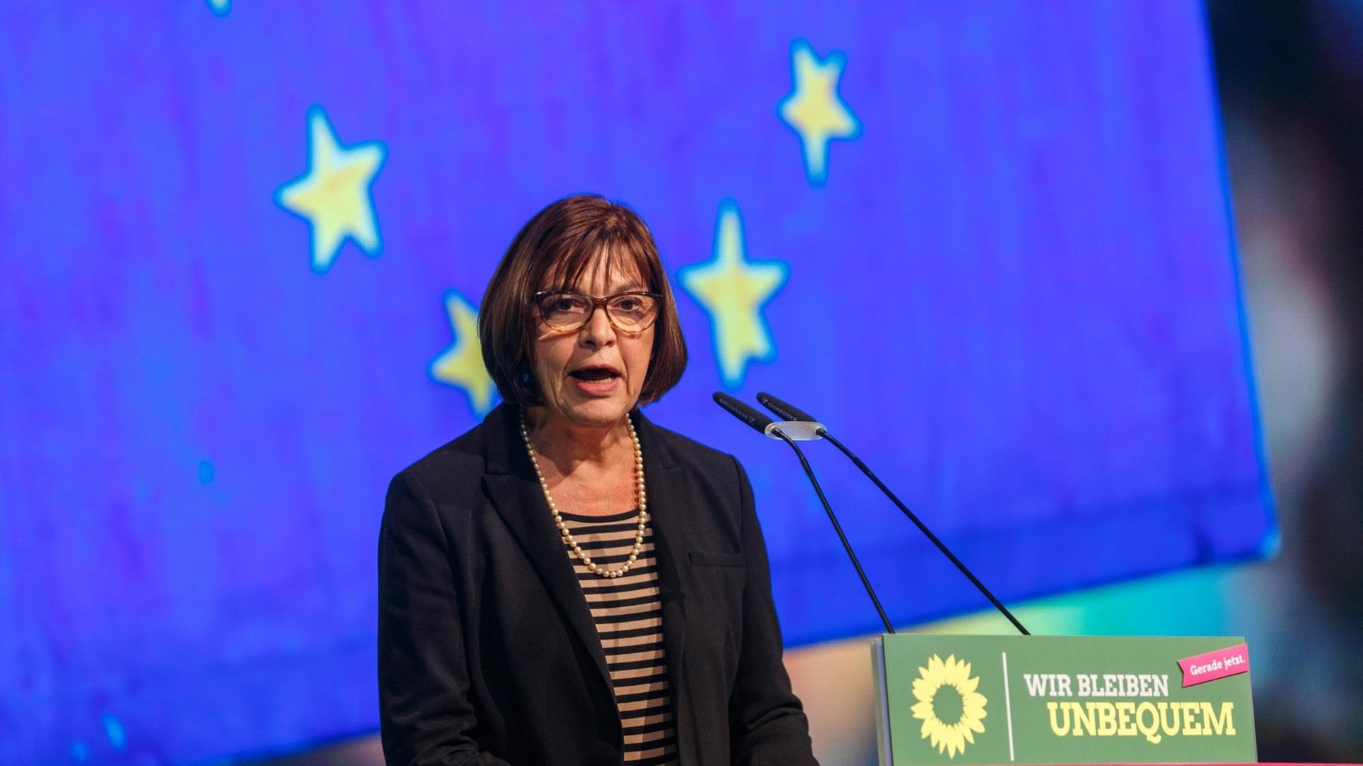 Rebecca Harms spricht auf einer Delegiertenkonferenz, im Hintergrund ist die Europafahne zu sehen Rebecca Harms spricht auf einer Delegiertenkonferenz, im Hintergrund ist die Europafahne zu sehen