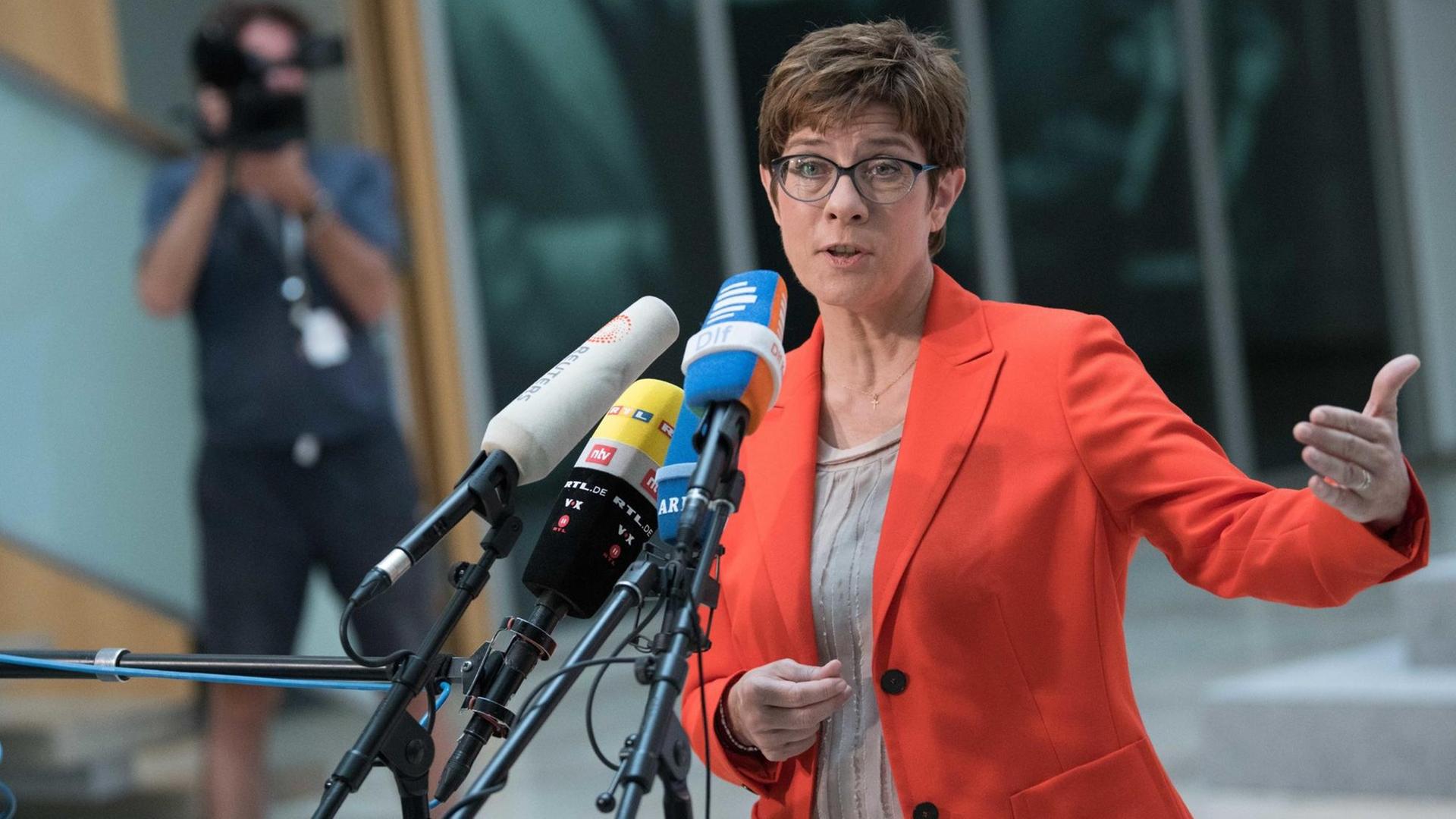 Annegret Kramp-Karrenbauer (CDU), Bundesvorsitzende, äußert sich im Konrad-Adenauer-Haus zum Thema Klimaschutz. Kramp-Karrenbauer plädiert dafür, den Klimaschutz über eine Steuerreform voranzutreiben. Annegret Kramp-Karrenbauer (CDU), Bundesvorsitzende, äußert sich im Konrad-Adenauer-Haus zum Thema Klimaschutz. Kramp-Karrenbauer plädiert dafür, den Klimaschutz über eine Steuerreform voranzutreiben.