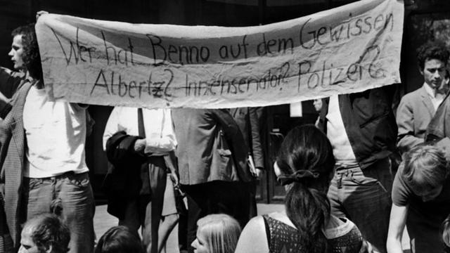 Eine Gruppe Studenten, die ein Transparent mit der Aufschrift "Wer hat Benno auf dem Gewissen? Albertz? Innensenator? Polizei?" tragen.