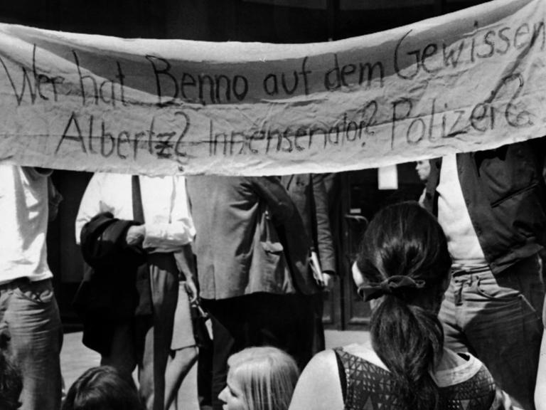 Eine Gruppe Studenten, die ein Transparent mit der Aufschrift "Wer hat Benno auf dem Gewissen? Albertz? Innensenator? Polizei?" tragen.