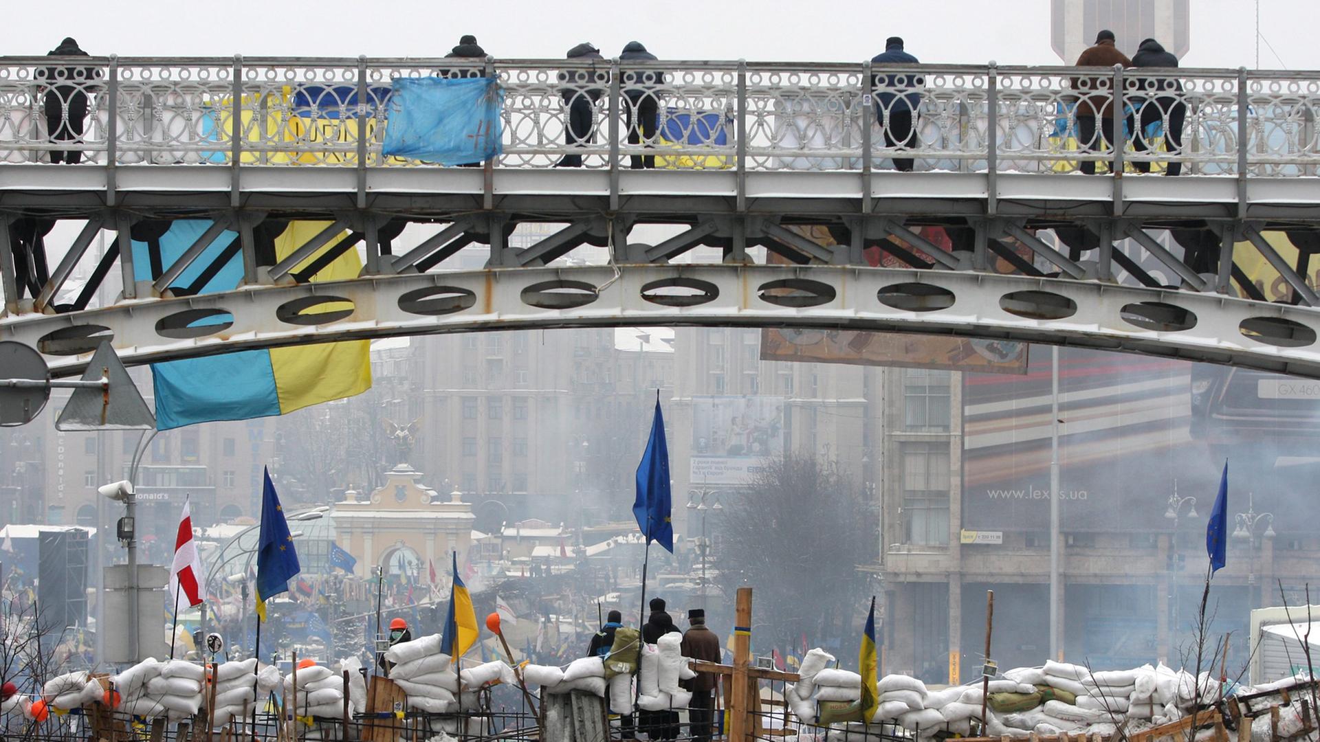 Menschen demonstrieren in Kiew auf Straßenbarrikaden gegen die ukrainische Regierung Menschen demonstrieren in Kiew auf Straßenbarrikaden gegen die ukrainische Regierung
