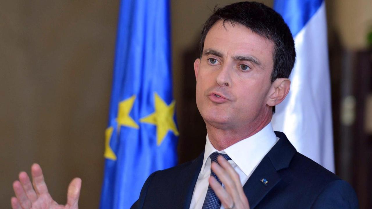 Frankreichs Premierminister Valls am 10.4.2016 steht bei einem Besuch in Algerien vor den Flaggen der EU und Frankreichs.