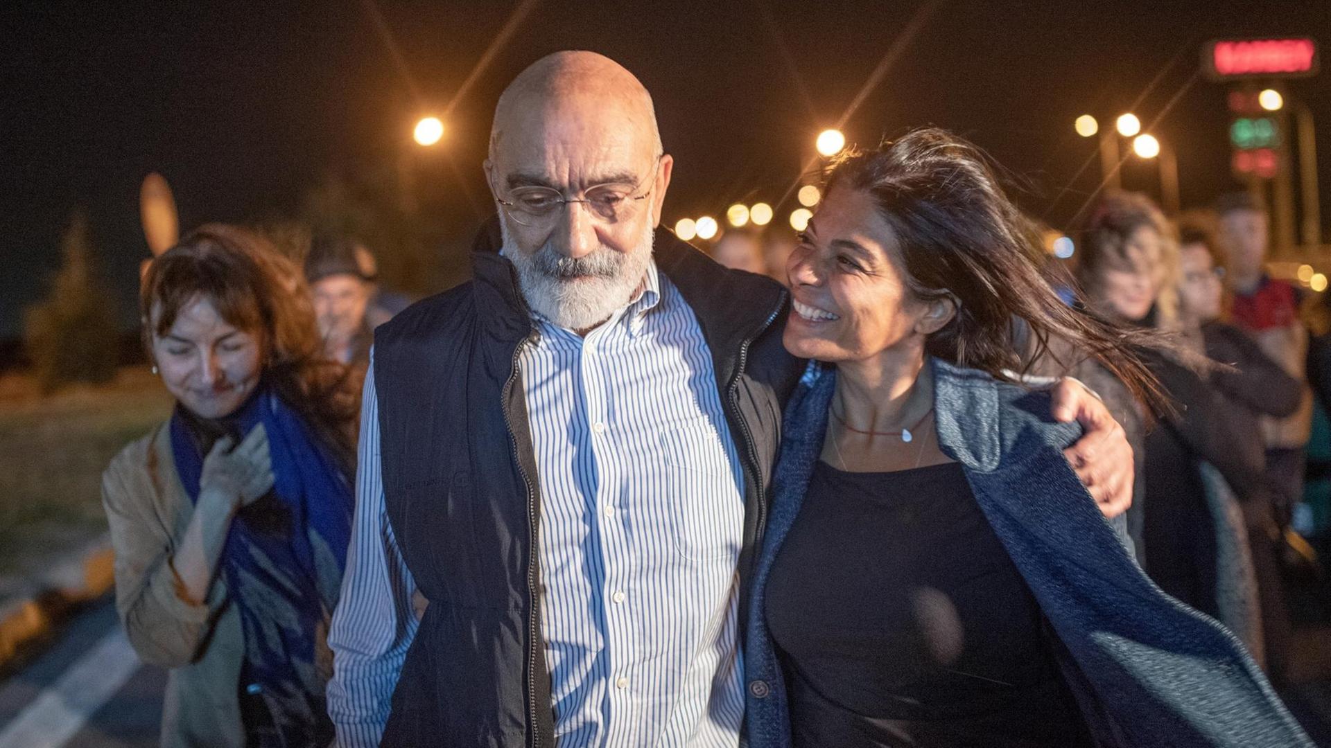 Der türkische Journalist und Schriftsteller Ahmet Altan (l) geht zusammen mit seiner Tochter Sanem Altan (r) nach seiner Freilassung. Der türkische Journalist und Schriftsteller Ahmet Altan (l) geht zusammen mit seiner Tochter Sanem Altan (r) nach seiner Freilassung.