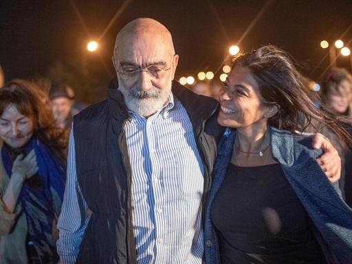 Der türkische Journalist und Schriftsteller Ahmet Altan (l) geht zusammen mit seiner Tochter Sanem Altan (r) nach seiner Freilassung.