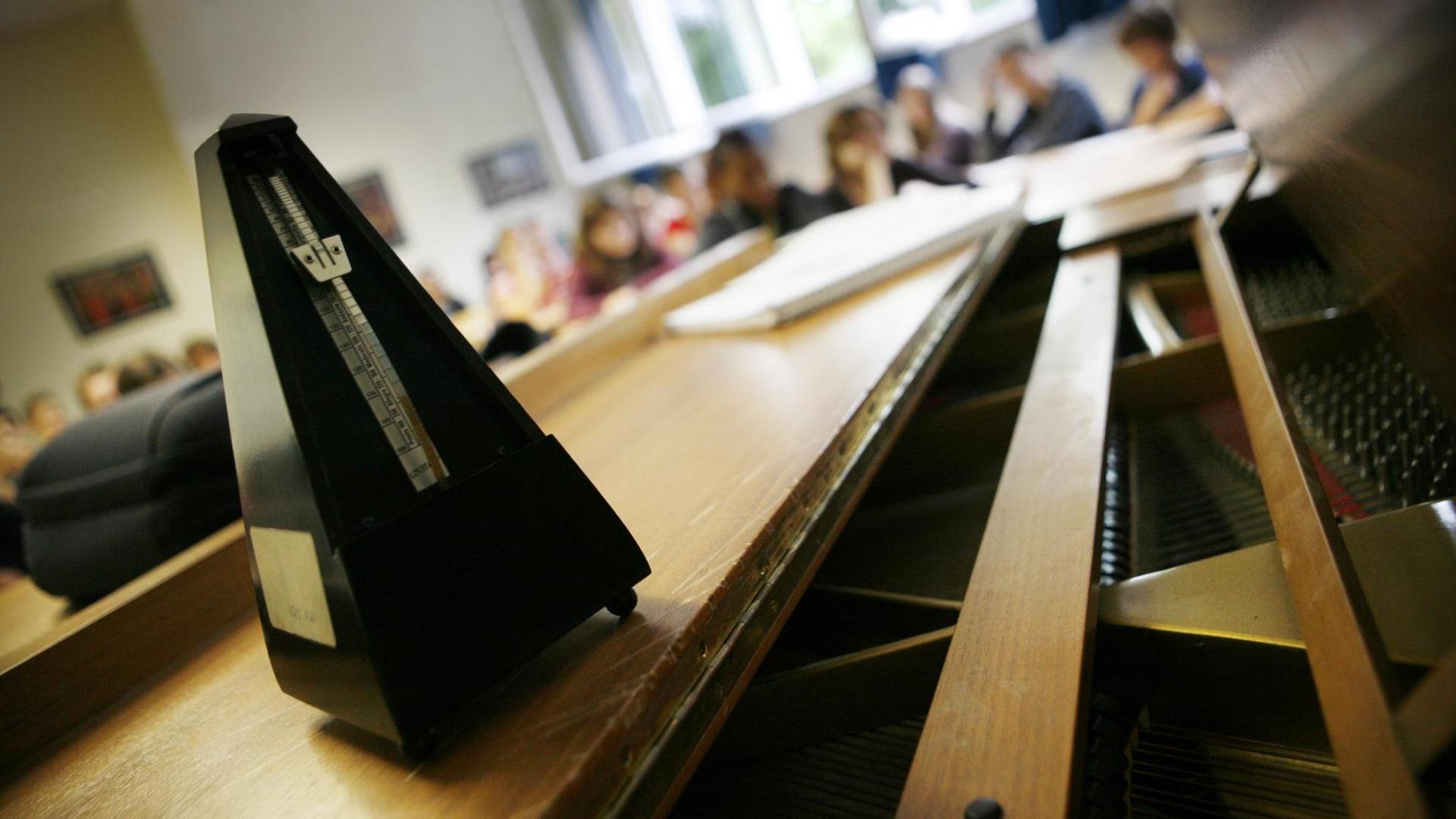 Ein Metronom steht in einem Gymnasium in Frankfurt am Main während des Musikunterrichtes auf dem Flügel. Ein Metronom steht in einem Gymnasium in Frankfurt am Main während des Musikunterrichtes auf dem Flügel.