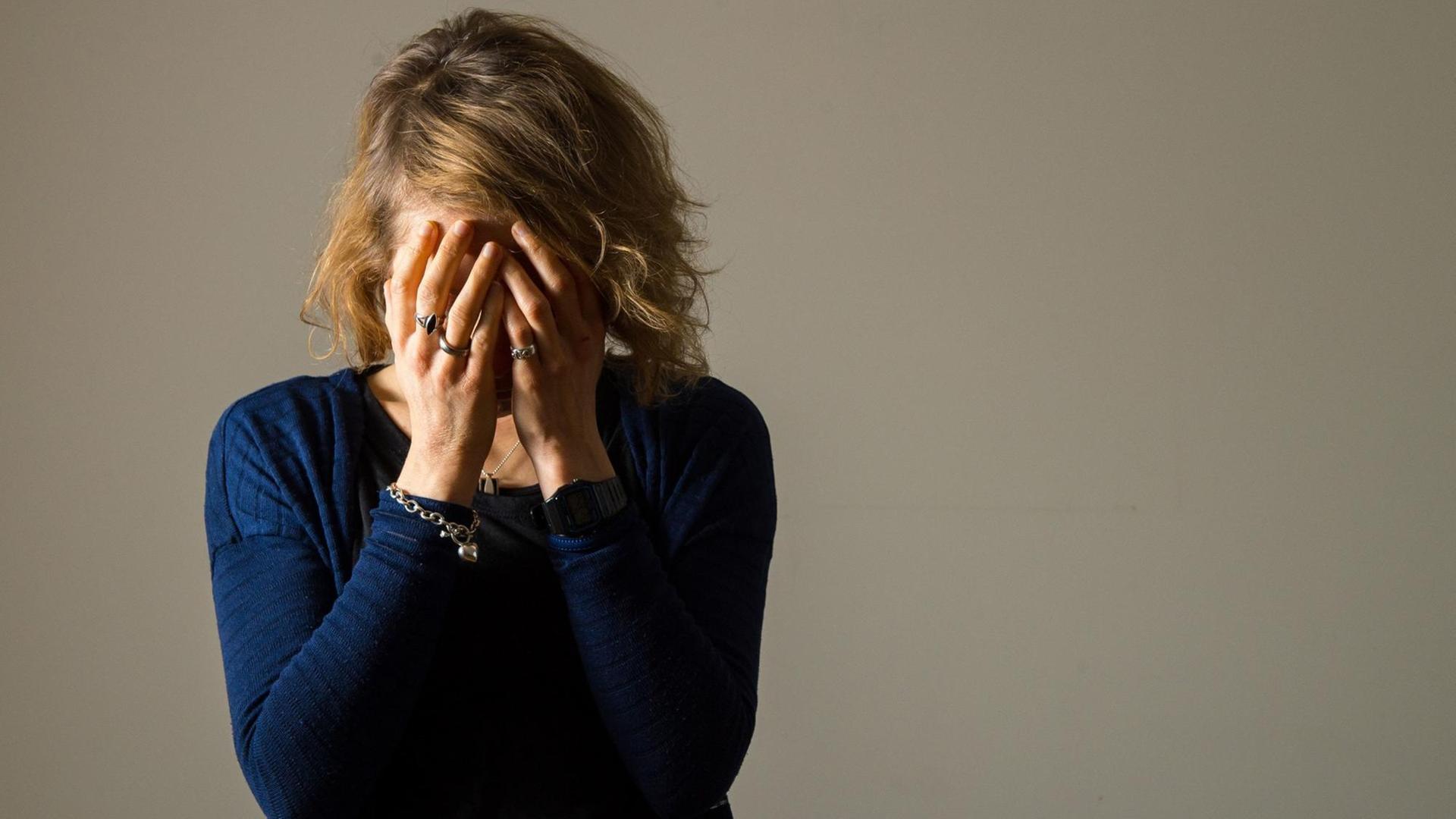 Symbolbild Depression: Frau verbirgt ihr Gesicht in den Händen Symbolbild Depression: Frau verbirgt ihr Gesicht in den Händen