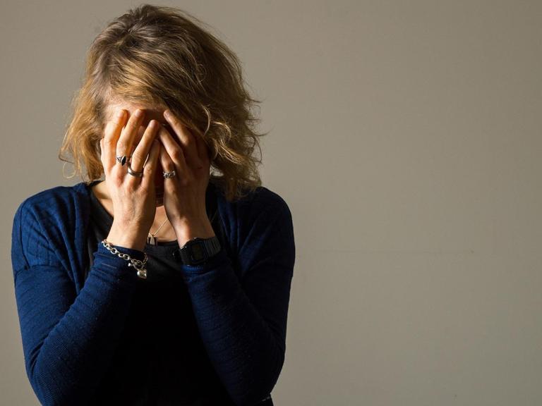 Symbolbild Depression: Frau verbirgt ihr Gesicht in den Händen