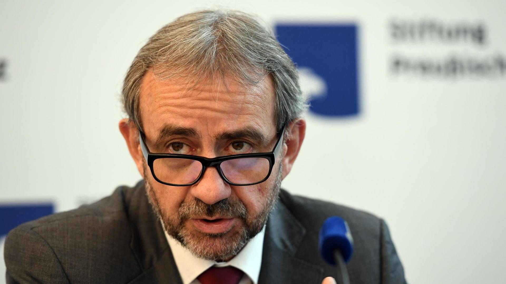 Hermann Parzinger, Präsident der Stiftung Preußischer Kulturbesitz, nimmt am 05.10.2017 in Berlin an einer Pressekonferenz zum Start des Provenienzforschungsprojekts zur anthropologischen Sammlung menschlicher Schädel teil. Hermann Parzinger, Präsident der Stiftung Preußischer Kulturbesitz, nimmt am 05.10.2017 in Berlin an einer Pressekonferenz zum Start des Provenienzforschungsprojekts zur anthropologischen Sammlung menschlicher Schädel teil.