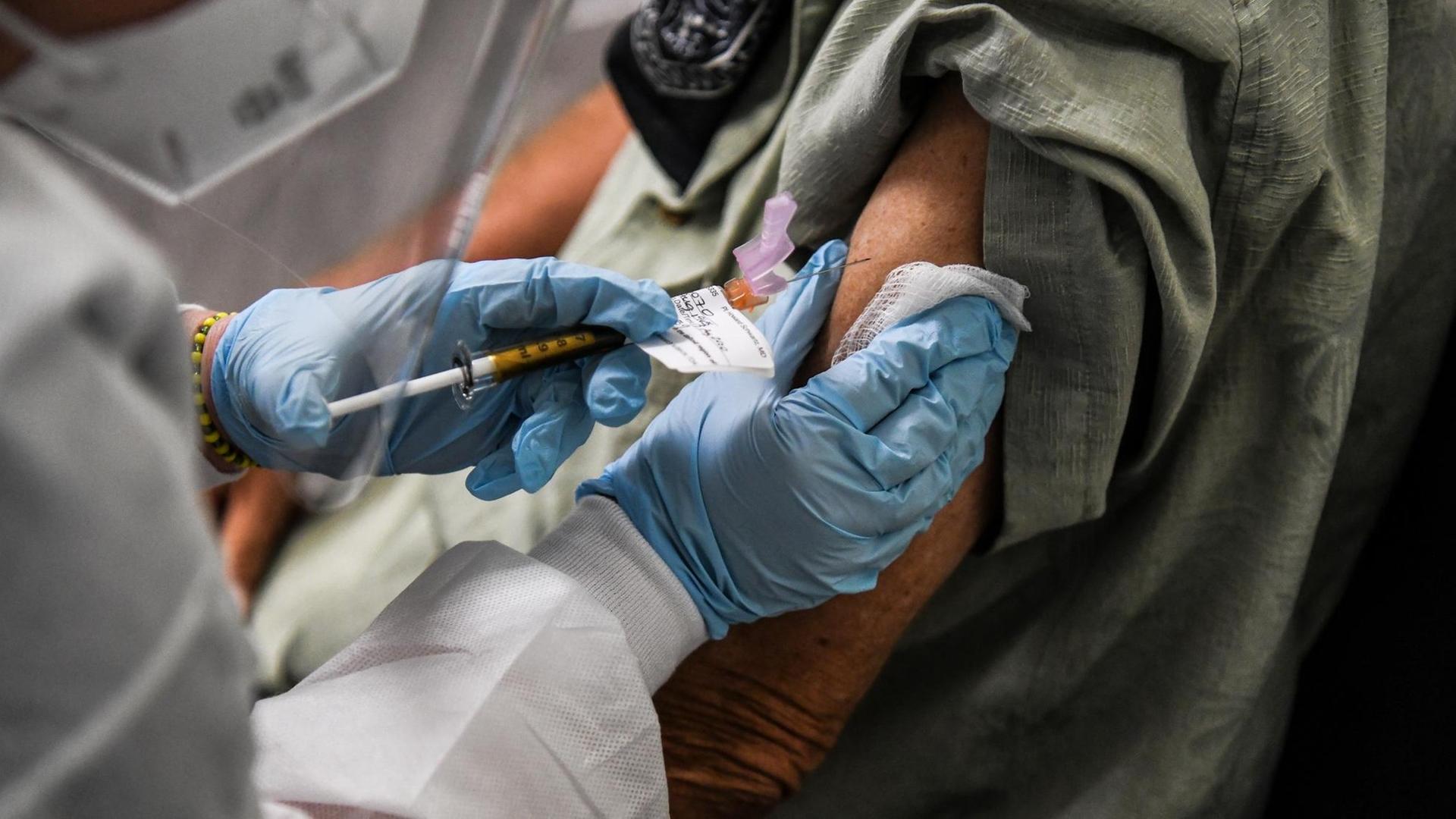 Ein Patient erhält in den USA eine Injektion eines COVID-19- Impfstoffes Ein Patient erhält in den USA eine Injektion eines COVID-19- Impfstoffes
