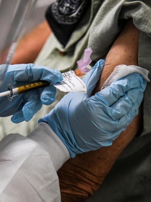 Ein Patient erhält in den USA eine Injektion eines COVID-19- Impfstoffes