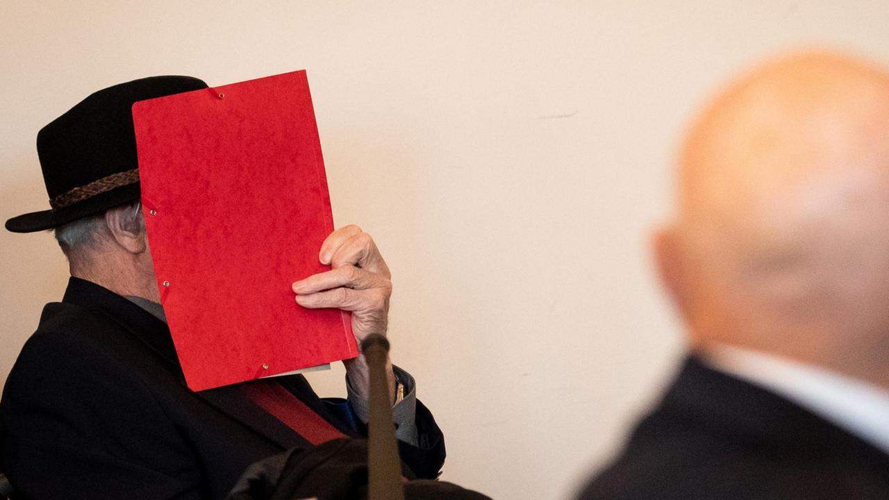 28.10.2019, Hamburg: Ein 93 Jahre alter, wegen Beihilfe zum Mord an 5320 Menschen angeklagter ehemaliger SS-Wachmann (l) im Konzentrationslager Stutthof wird im Landgericht in den Saal geschoben. Foto: Christian Charisius/dpa/Pool/dpa | Verwendung weltweit 28.10.2019, Hamburg: Ein 93 Jahre alter, wegen Beihilfe zum Mord an 5320 Menschen angeklagter ehemaliger SS-Wachmann (l) im Konzentrationslager Stutthof wird im Landgericht in den Saal geschoben. Foto: Christian Charisius/dpa/Pool/dpa | Verwendung weltweit