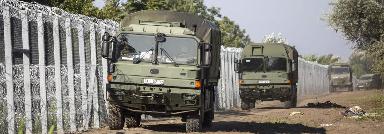 Ungarische Militärfahrzeuge am Grenzzaun zu Serbien. Ungarische Militärfahrzeuge am Grenzzaun zu Serbien.