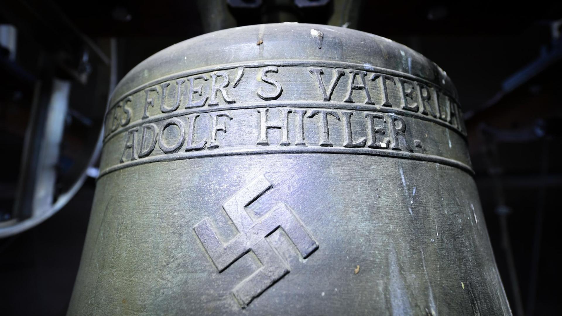 Wie hier in der Kirche St. Jakob in Herxheim am Berg (Rheinland-Pfalz) wurde auch in der Philipp-Melanchton-Kapelle in Berlin-Rudow eine Bronzeglocke mit Hakenkreuz entdeckt Wie hier in der Kirche St. Jakob in Herxheim am Berg (Rheinland-Pfalz) wurde auch in der Philipp-Melanchton-Kapelle in Berlin-Rudow eine Bronzeglocke mit Hakenkreuz entdeckt