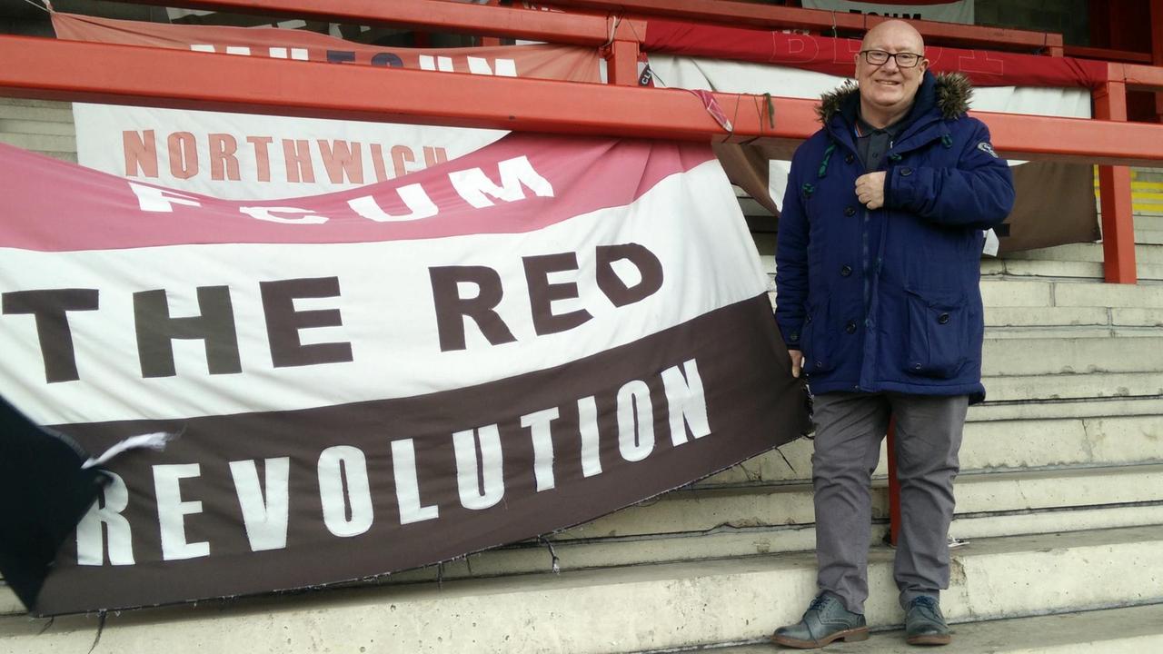 Vinny Thomson posiert im Stadion des FCUM neben einem Banner. Vinny Thomson posiert im Stadion des FCUM neben einem Banner.