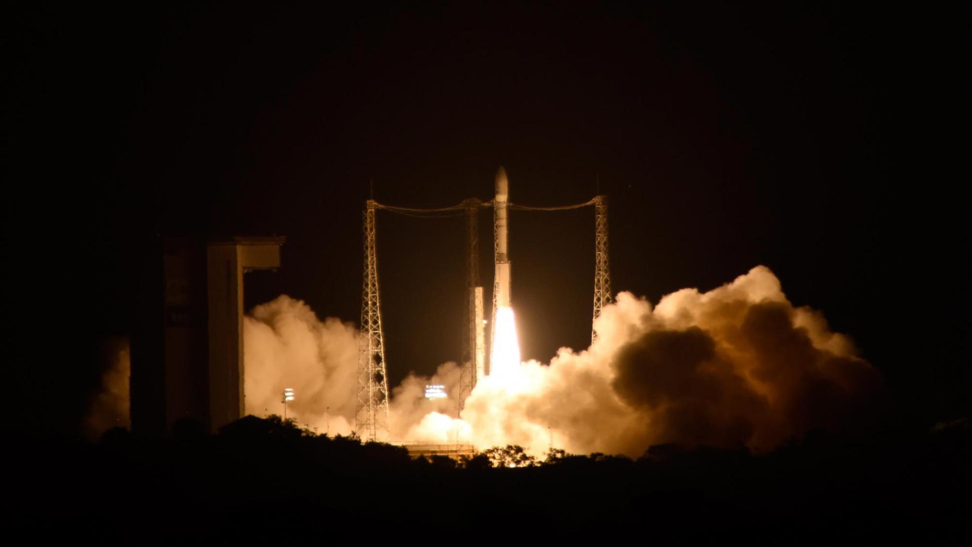 Der Start des ESA-Satelliten LISA Pathfinder. Er soll 1,5 Millionen Kilometer von der Erde entfernt die Bedingungen für einen Gravitationswellen-Detektor schaffen. Mit diesem könnten Objekte aufgespürt werden, die bislang unentdeckt blieben, weil sie nur aufgrund ihrer Schwerkraft auszumachen sind. Der Start des ESA-Satelliten LISA Pathfinder. Er soll 1,5 Millionen Kilometer von der Erde entfernt die Bedingungen für einen Gravitationswellen-Detektor schaffen. Mit diesem könnten Objekte aufgespürt werden, die bislang unentdeckt blieben, weil sie nur aufgrund ihrer Schwerkraft auszumachen sind.