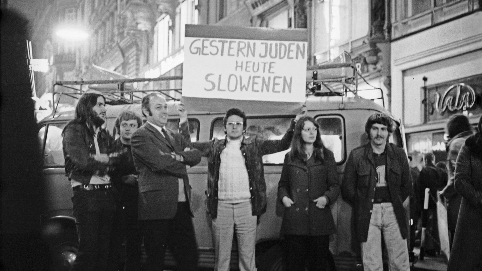 Demonstration von Slowenen in der Wiener Kärntner Straße gegen Diskriminierungen der slowenischen Minderheit in Kärnten 1972. Demonstration von Slowenen in der Wiener Kärntner Straße gegen Diskriminierungen der slowenischen Minderheit in Kärnten 1972.