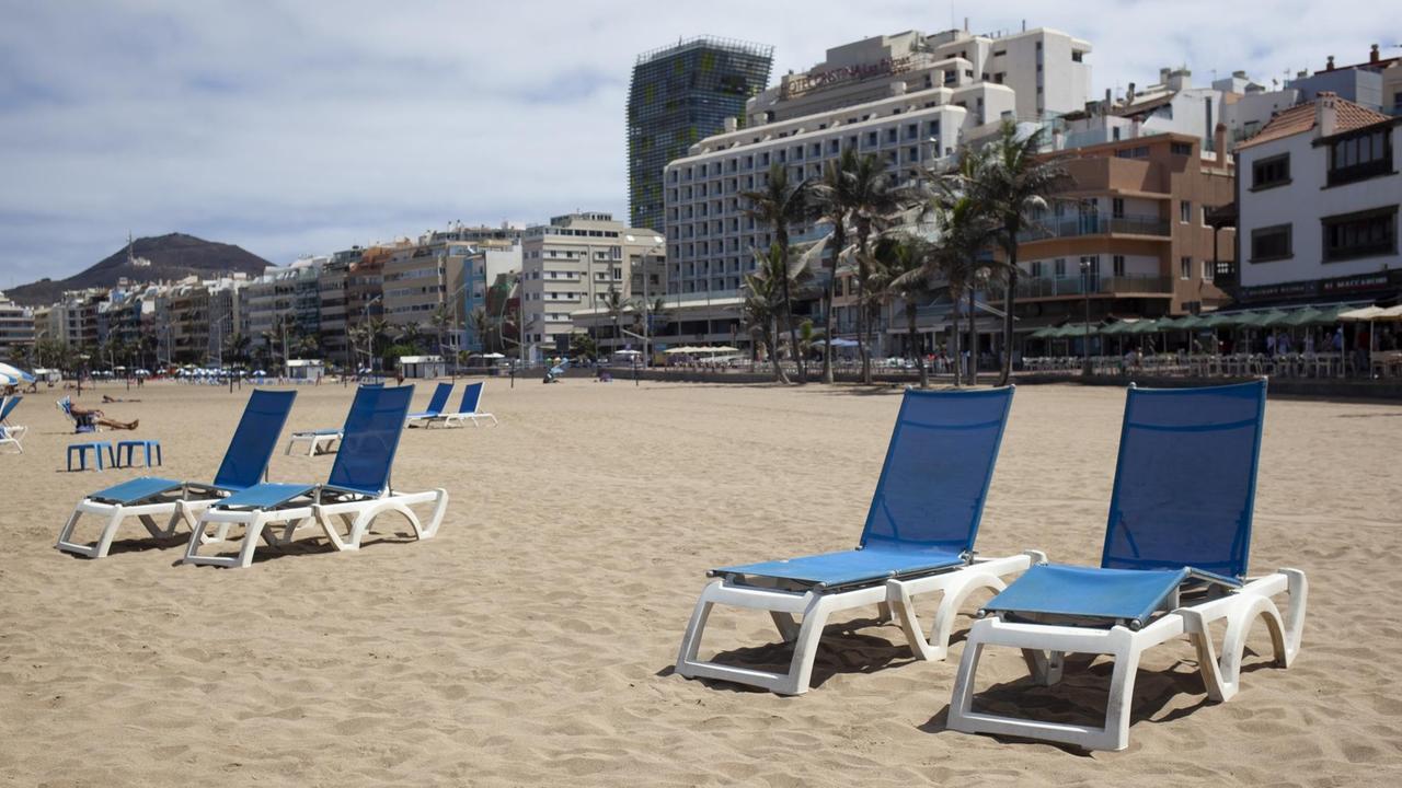 Leere Liegestühle stehen am Strand von Las Canteras. Leere Liegestühle stehen am Strand von Las Canteras.