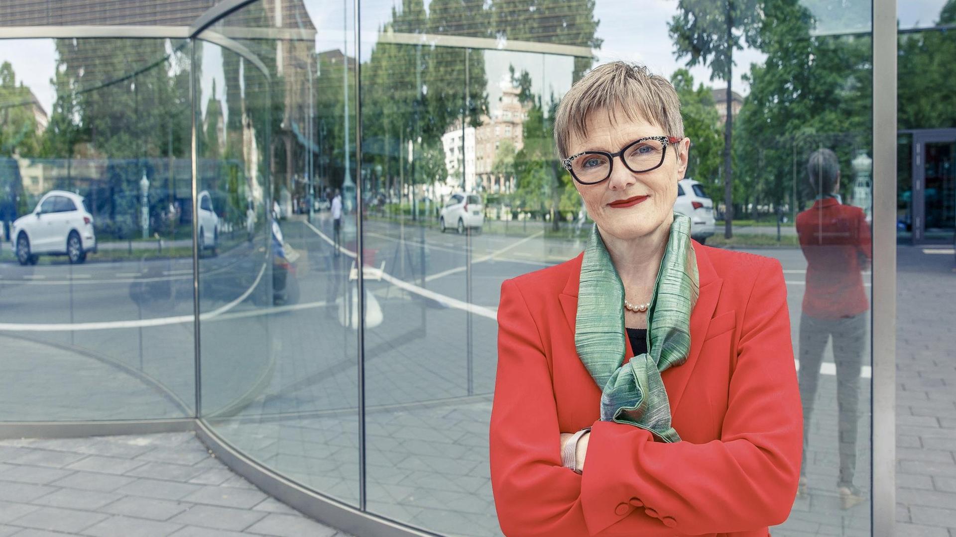 Ulrike Lorenz in roter Jacke. Ulrike Lorenz in roter Jacke.