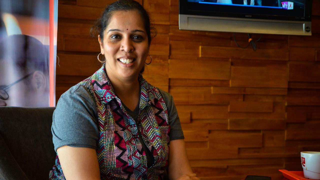 Amrita Gowthama in einem Café neben Ihrem Büro in Bangalore.