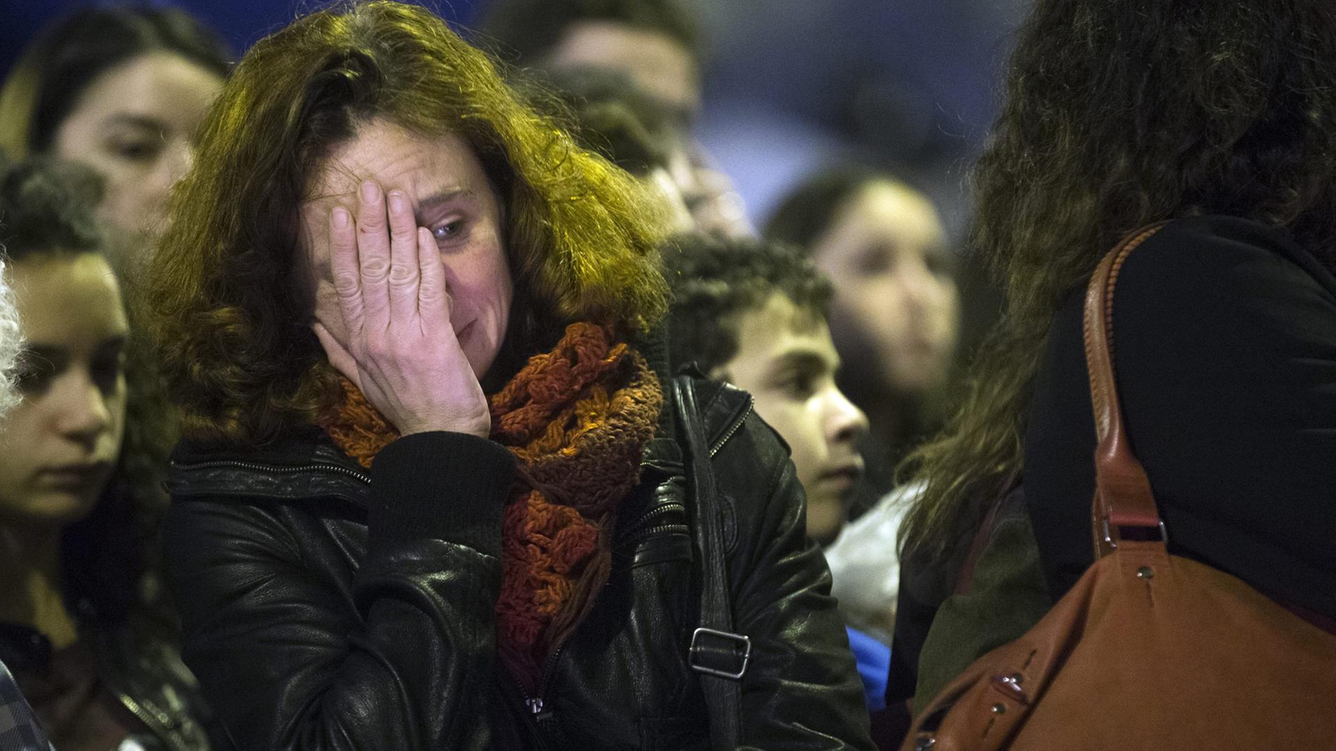 Eine Frau trauert in Paris um die Opfer der Attentatsserie. Eine Frau trauert in Paris um die Opfer der Attentatsserie.