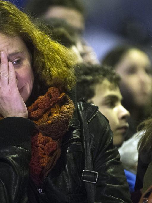 Eine Frau trauert in Paris um die Opfer der Attentatsserie.