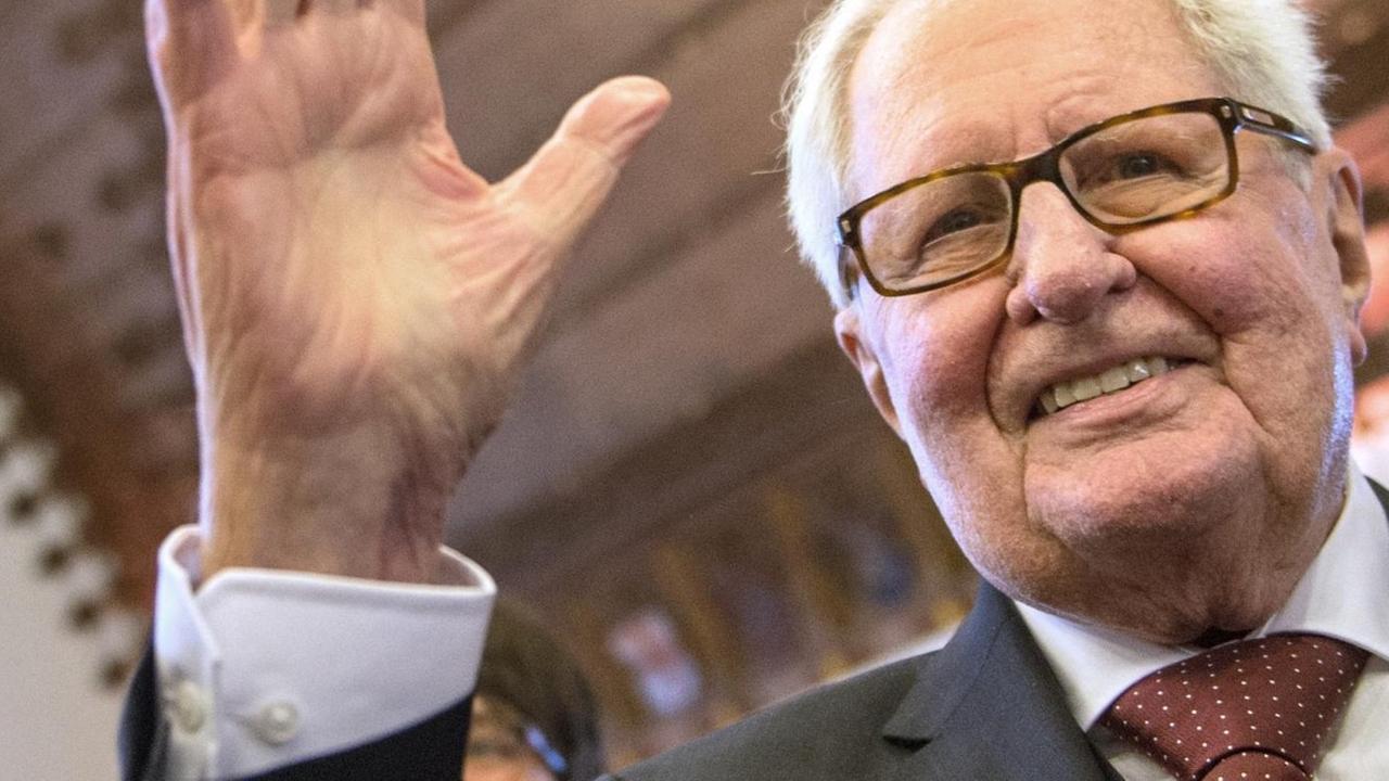 Der ehemalige SPD-Parteichef Hans-Jochen Vogel winkt am 04.02.2016 im alten Rathaus in München (Bayern) bei einem Festakt der Bayern-SPD zu seinen Ehren zum 90. Geburtstag. Der ehemalige SPD-Parteichef Hans-Jochen Vogel winkt am 04.02.2016 im alten Rathaus in München (Bayern) bei einem Festakt der Bayern-SPD zu seinen Ehren zum 90. Geburtstag.